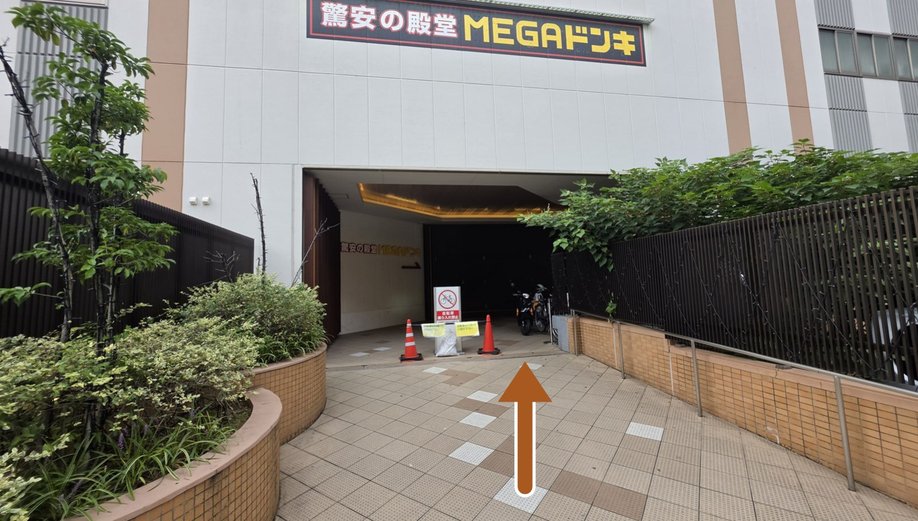 朝10時前も利用できるホテル側スロープ。看板下から奥へ上がり、テラッセ納屋橋2階の医院へ進みます。